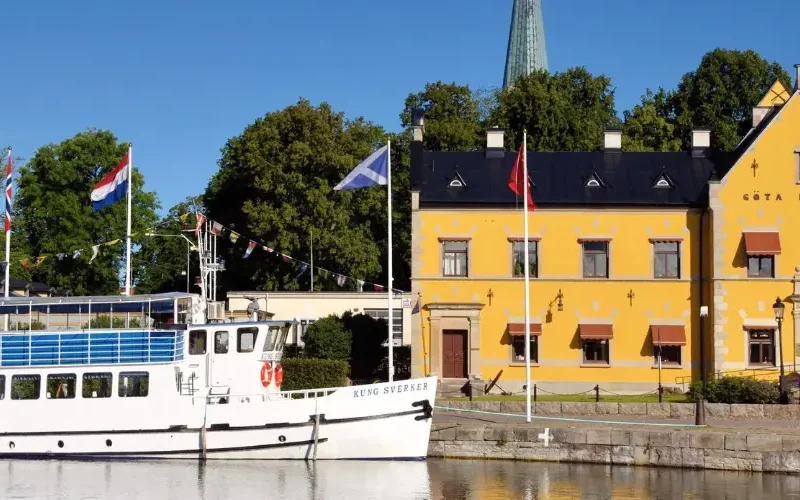 Bild på en båt och hus i motala